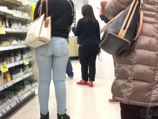 Bubble Butt Ebony Cutie in Jeans